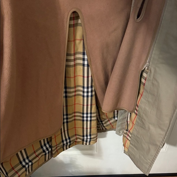 Burberry Classic Beige Trench Coat -Unisex - Picture 4 of 11